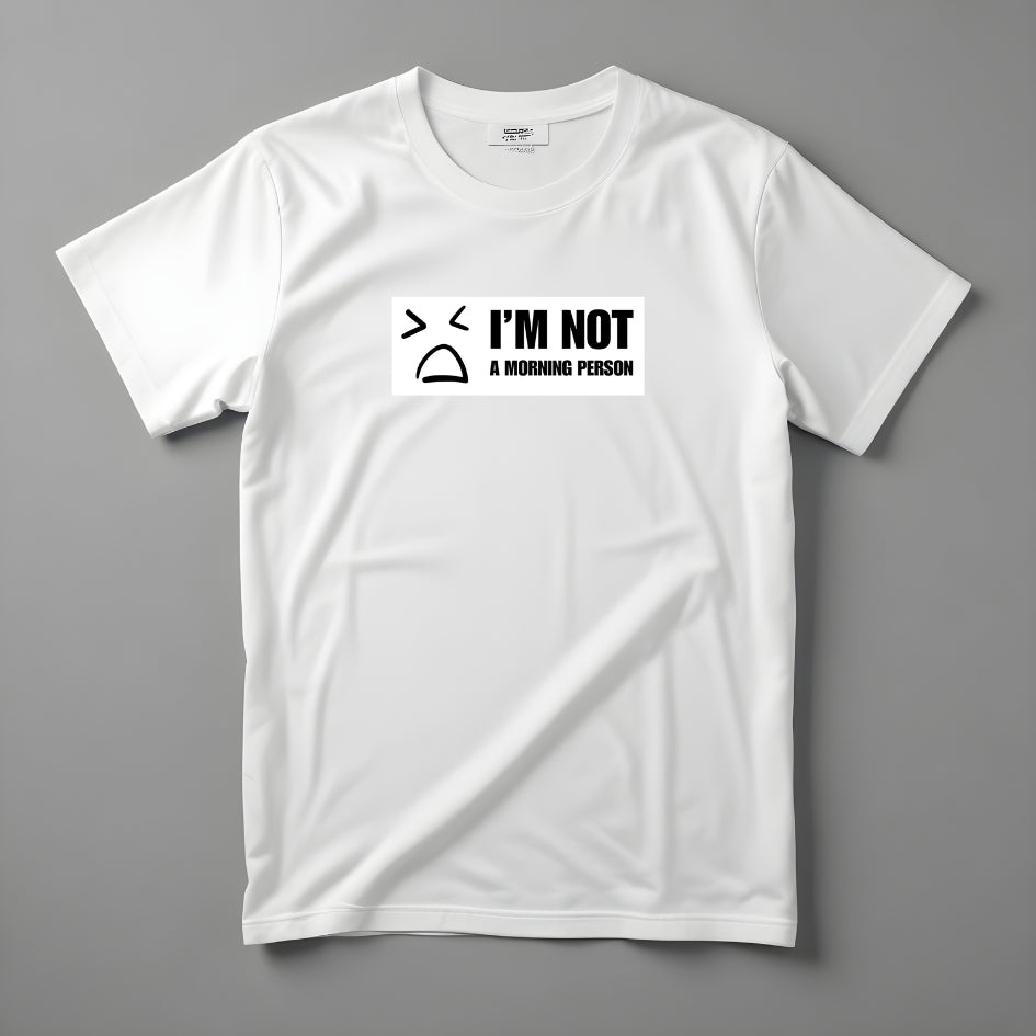 Tričko Kiskedves I'm not a morning person so zamračenou kreslenou tvárou a nápisom I'M NOT A MORNING PERSON, nafotené naležato.