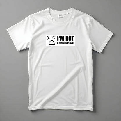 Tričko Kiskedves I'm not a morning person so zamračenou kreslenou tvárou a nápisom I'M NOT A MORNING PERSON, nafotené naležato.
