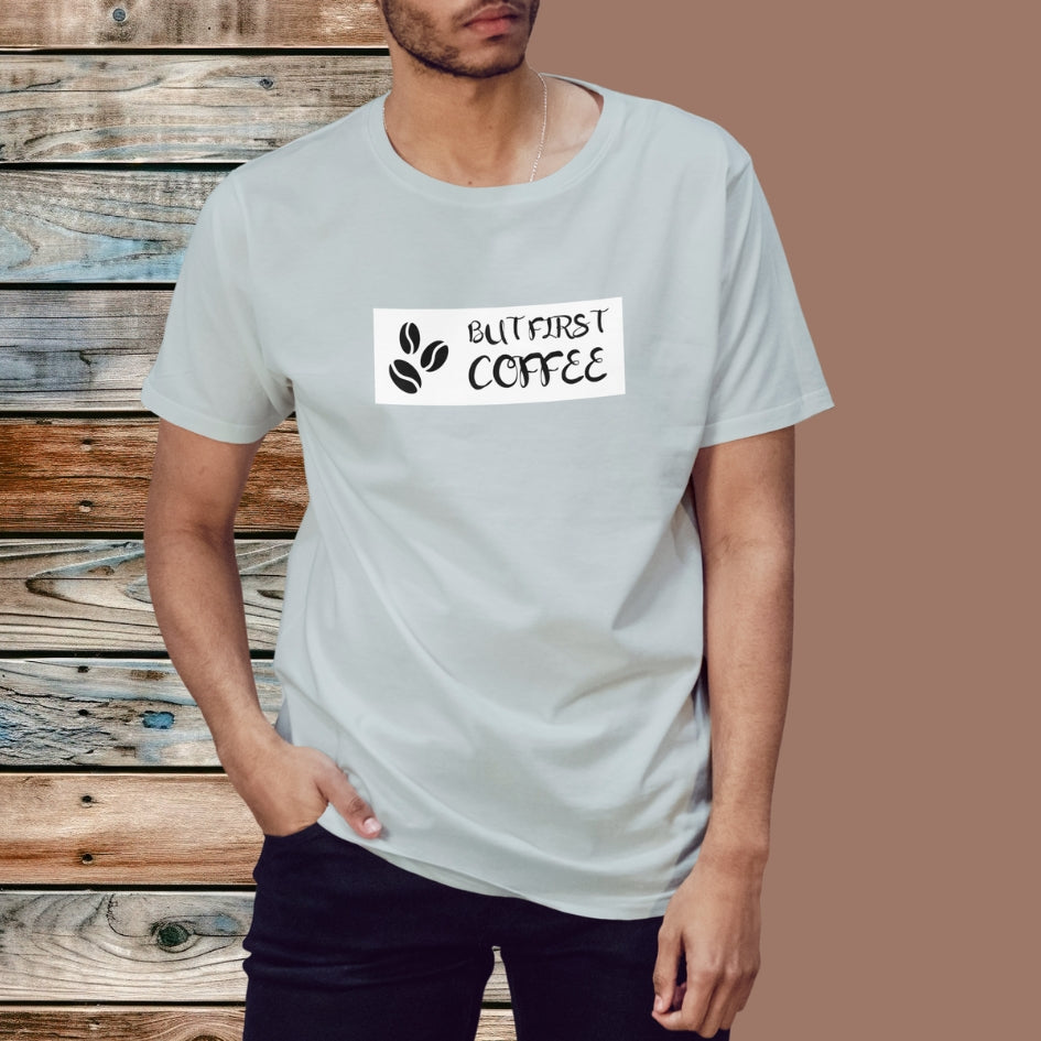 Tričko Kiskedves But first coffee s čistým nápisom BUT FIRST COFFEE a dvoma kávovými zrnkami, oblečené, na detailnej fotografii.