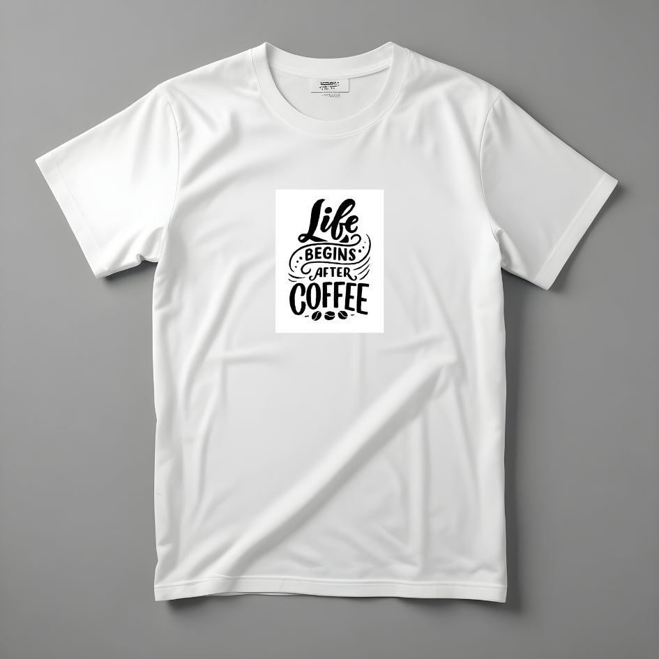 Tričko Kiskedves Life begins after coffee s ozdobným nápisom z niekoľkých písem a dvoma kávovými zrnkami, nafotené naležato.