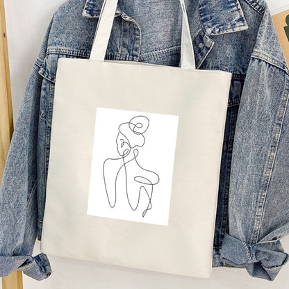 Plátená taška Kiskedves Line Art s postavou zozadu, pred rifľovou bundou.