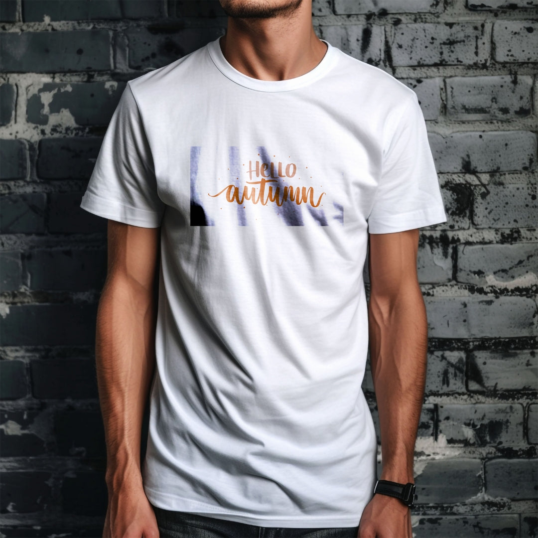 Tričko Kiskedves Hello Autumn s oranžovým ručne písaným nápisom Hello autumn a drobnými bodkami, na bielom tričku, pred tehlovou stenou.