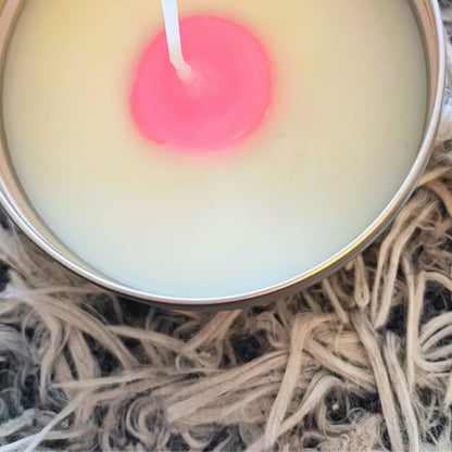 Sviečka na gender reveal párty zhora: v strede bieleho vosku ružové jadro – dievčatko