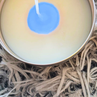 Sviečka na gender reveal párty zhora: v strede bieleho vosku modré jadro – chlapček