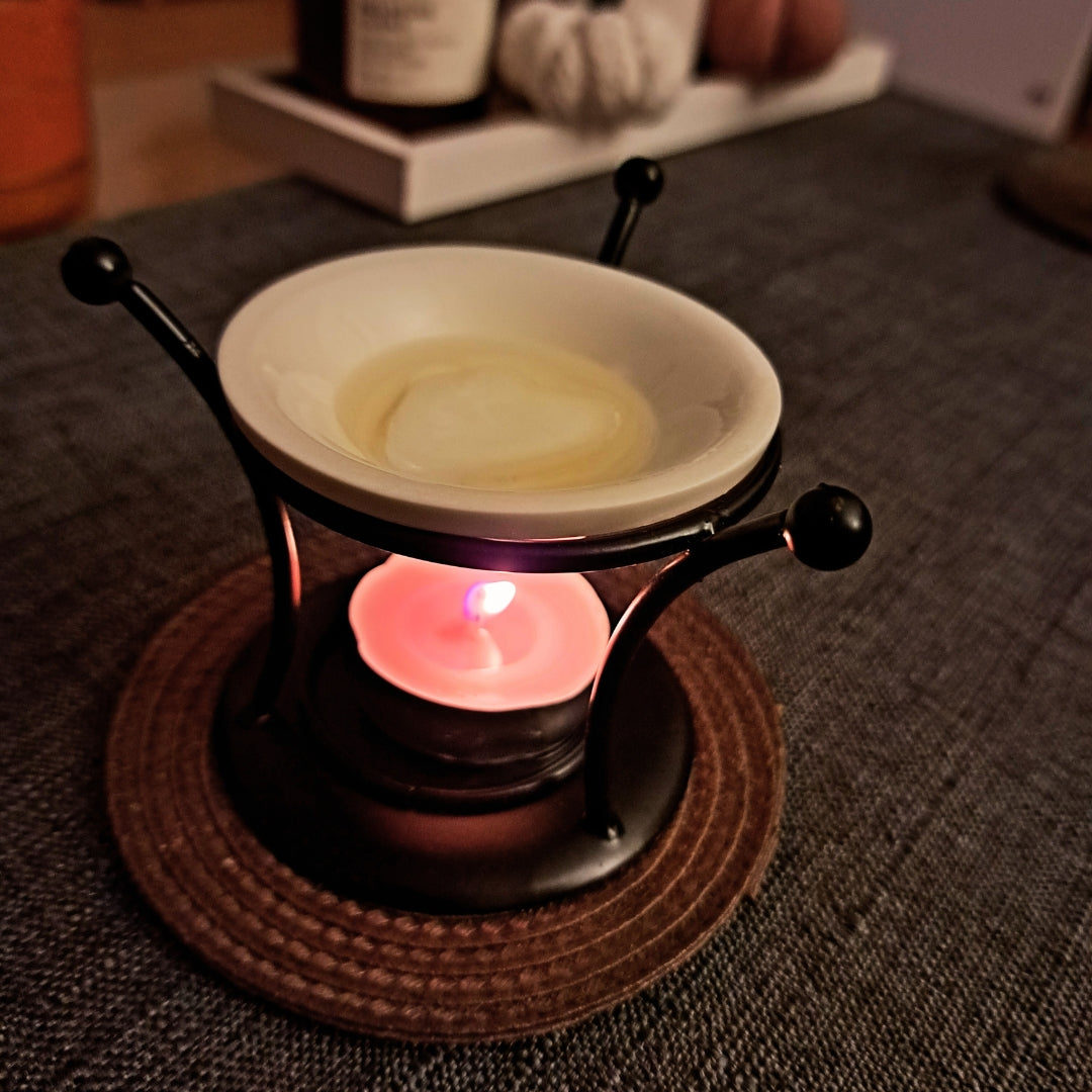 Aromalampa Kiskedves s horiacou čajovou sviečkou, vo večernom svetle.