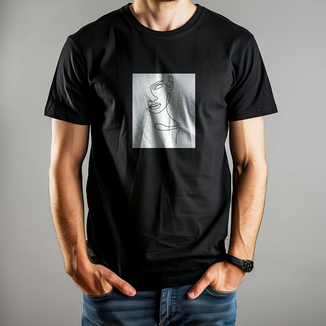 Čierne tričko Kiskedves Line Art so ženským profilom, na modelovi na sivom pozadí.