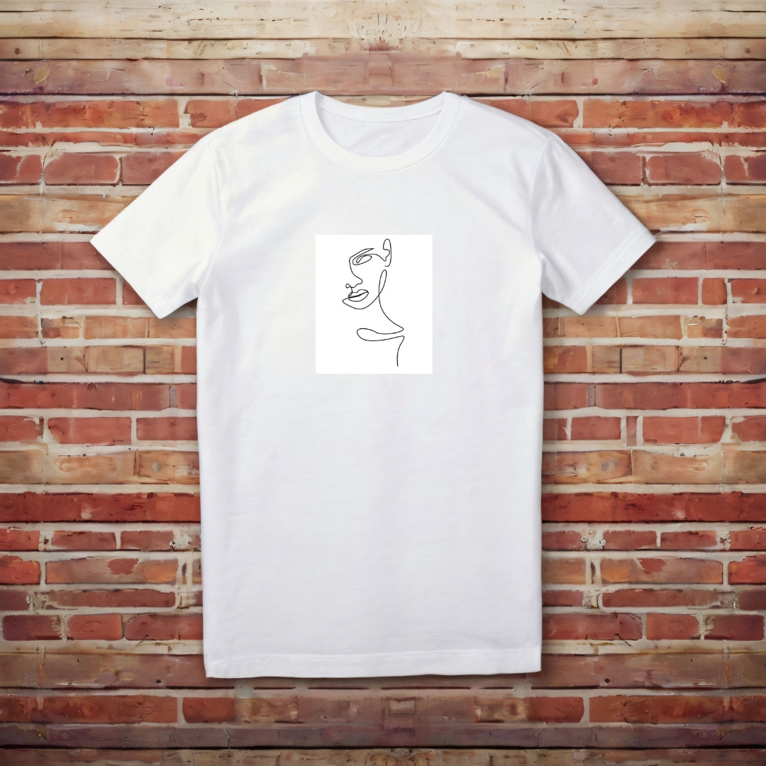 Biele tričko Kiskedves Line Art rozložené, so ženským profilom, na tehlovej stene.