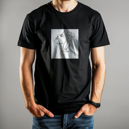 Čierne tričko Kiskedves Line Art s kvetom vo vlasoch, na modelovi na sivom pozadí.