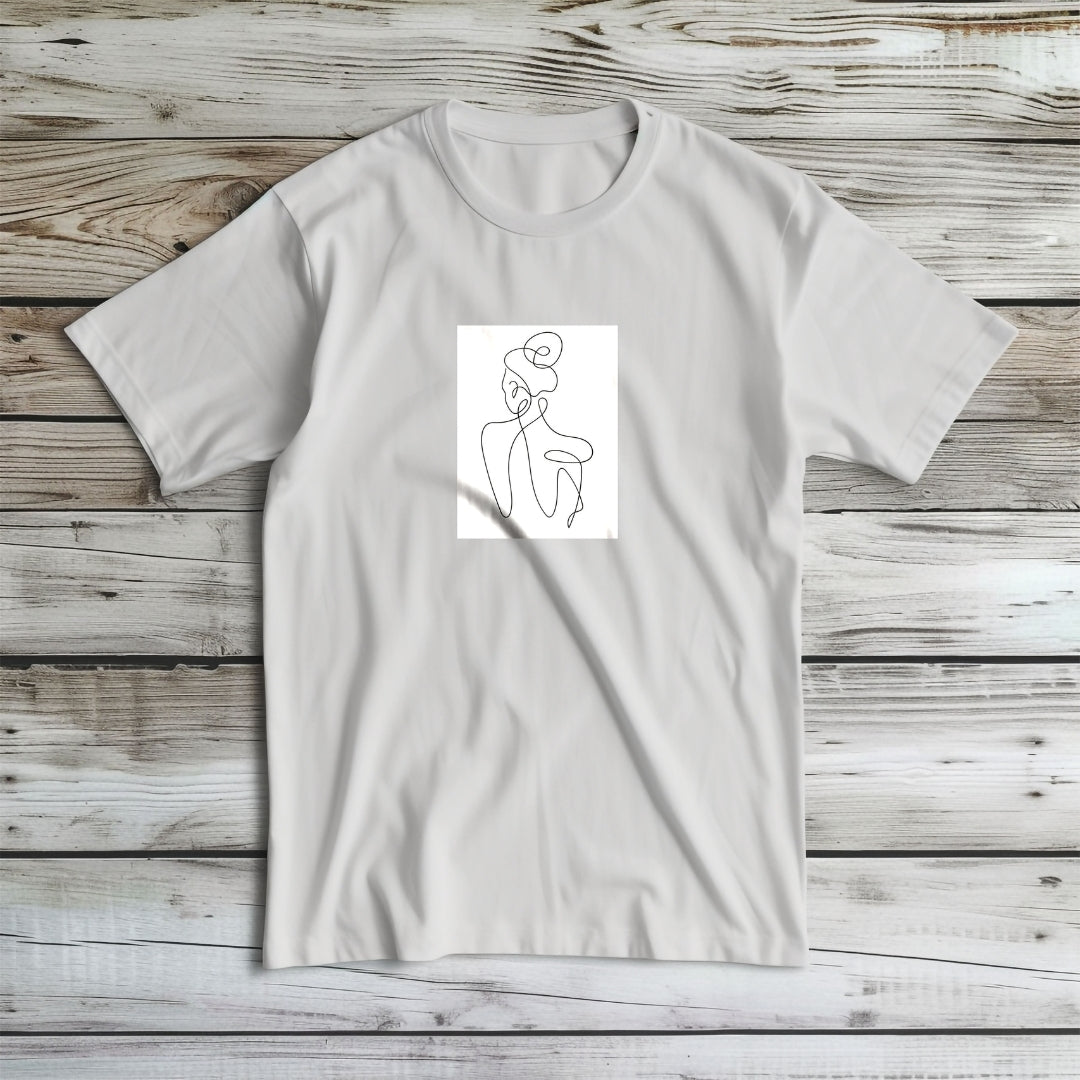Tričko Kiskedves Line Art rozložené, s postavou zozadu, na svetlom dreve.
