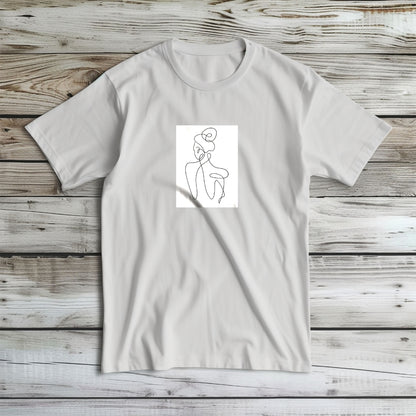Tričko Kiskedves Line Art rozložené, s postavou zozadu, na svetlom dreve.