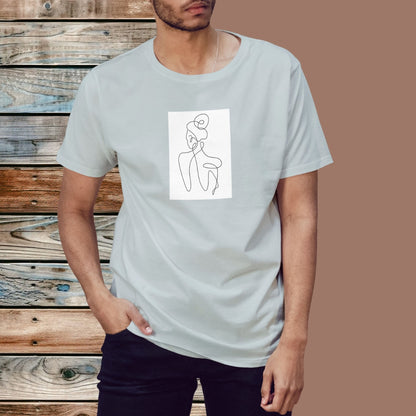 Svetlé tričko Kiskedves Line Art s postavou zozadu, na modelovi pred drevenou stenou.