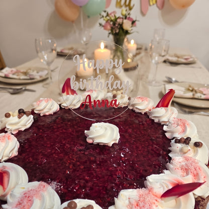 Personalizovaný akrylový zápich s nápisom „Happy birthday Anna“ na malinovej torte pri slávnostnom stole