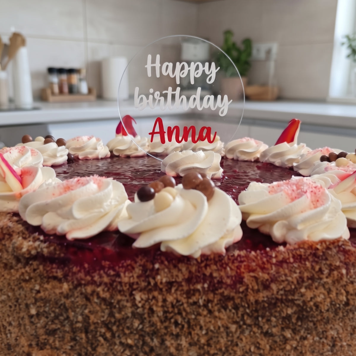 Akrylový zápich s nápisom „Happy birthday Anna“ na torte so šlehačkovými ozdobami