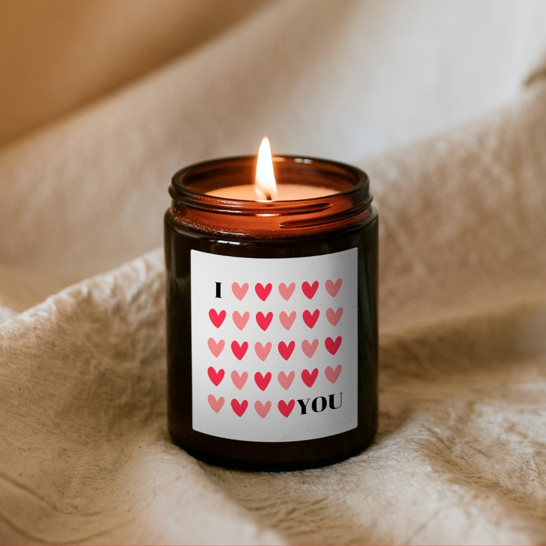 Horiaca sójová sviečka Kiskedves I ❤️ YOU v hnedom pohári, so štítkom z červených a ružových srdiečok.