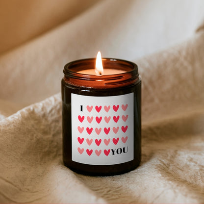 Horiaca sójová sviečka Kiskedves I ❤️ YOU v hnedom pohári, so štítkom z červených a ružových srdiečok.