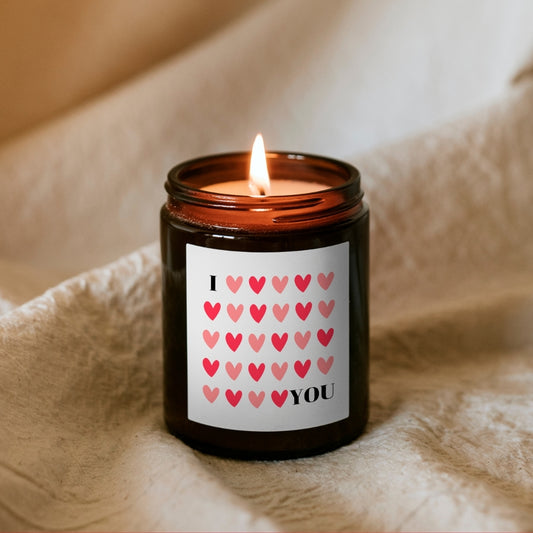 Horiaca sójová sviečka Kiskedves I ❤️ YOU v hnedom pohári, so štítkom z červených a ružových srdiečok.
