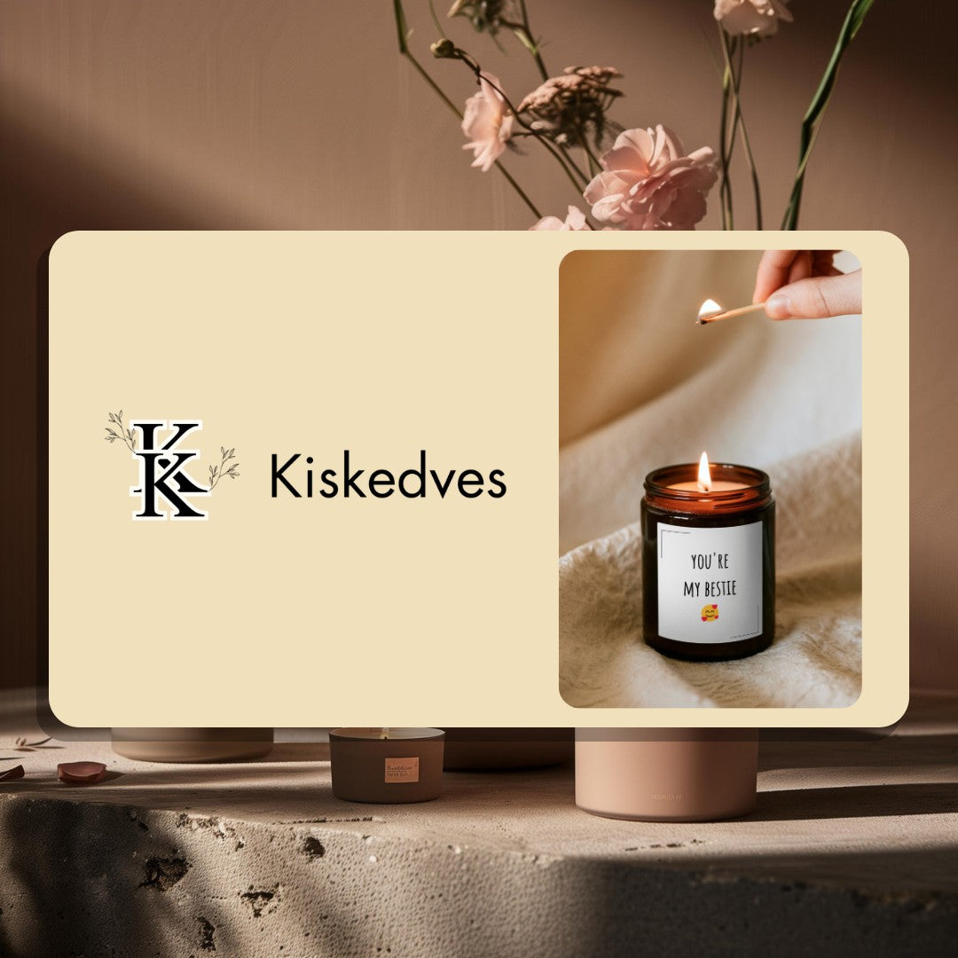 Elektronická darčeková karta Kiskedves s logom Kiskedves a fotografiou horiacej sójovej sviečky.