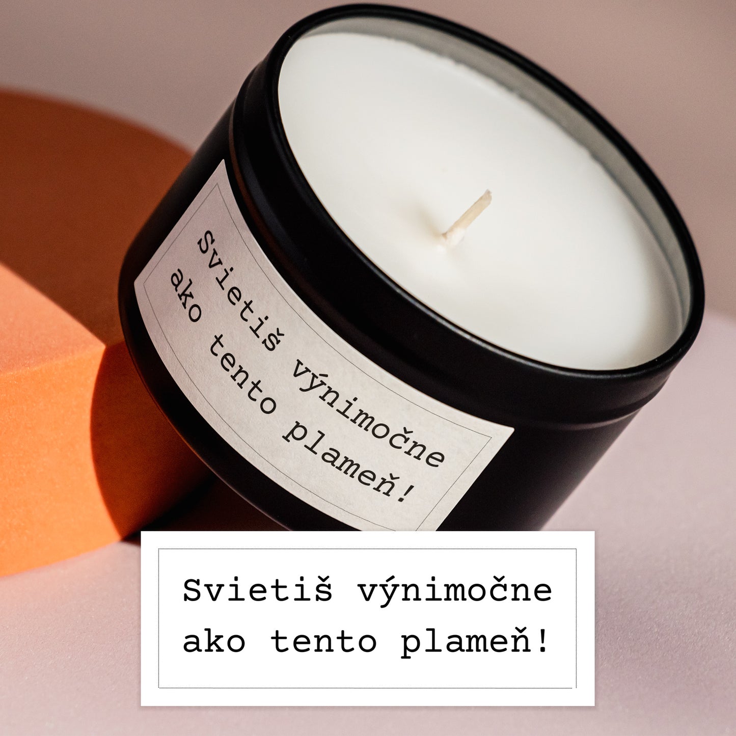 Darčeková sviečka Kiskedves s 3. štítkom a štítok zväčšený vedľa: biely štítok v rámčeku so strojopisným nápisom „Svietiš výnimočne ako tento plameň!“