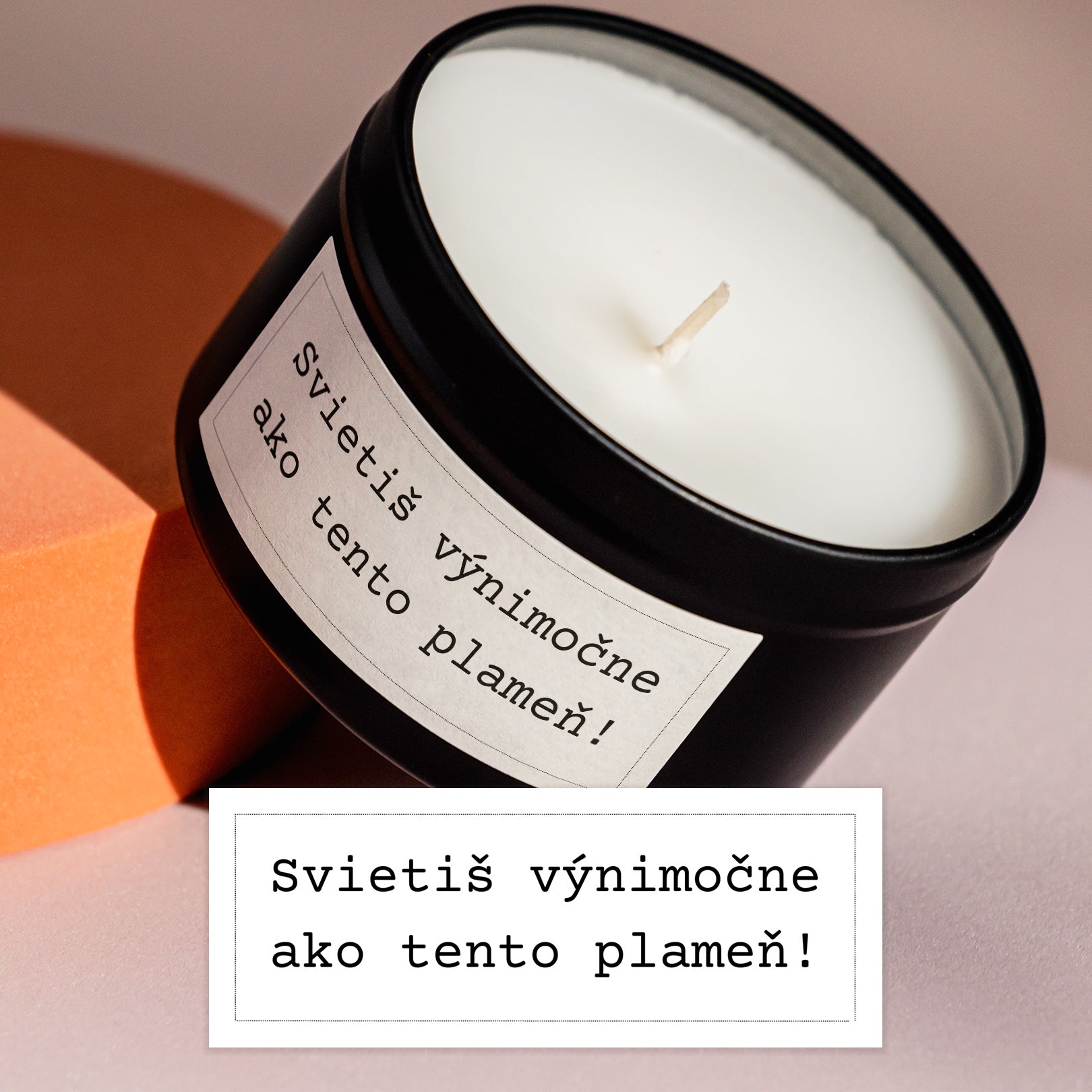 Darčeková sviečka Kiskedves s 3. štítkom a štítok zväčšený vedľa: biely štítok v rámčeku so strojopisným nápisom „Svietiš výnimočne ako tento plameň!“