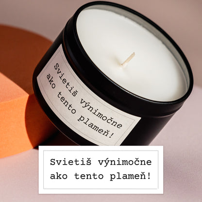 Darčeková sviečka Kiskedves s 3. štítkom a štítok zväčšený vedľa: biely štítok v rámčeku so strojopisným nápisom „Svietiš výnimočne ako tento plameň!“