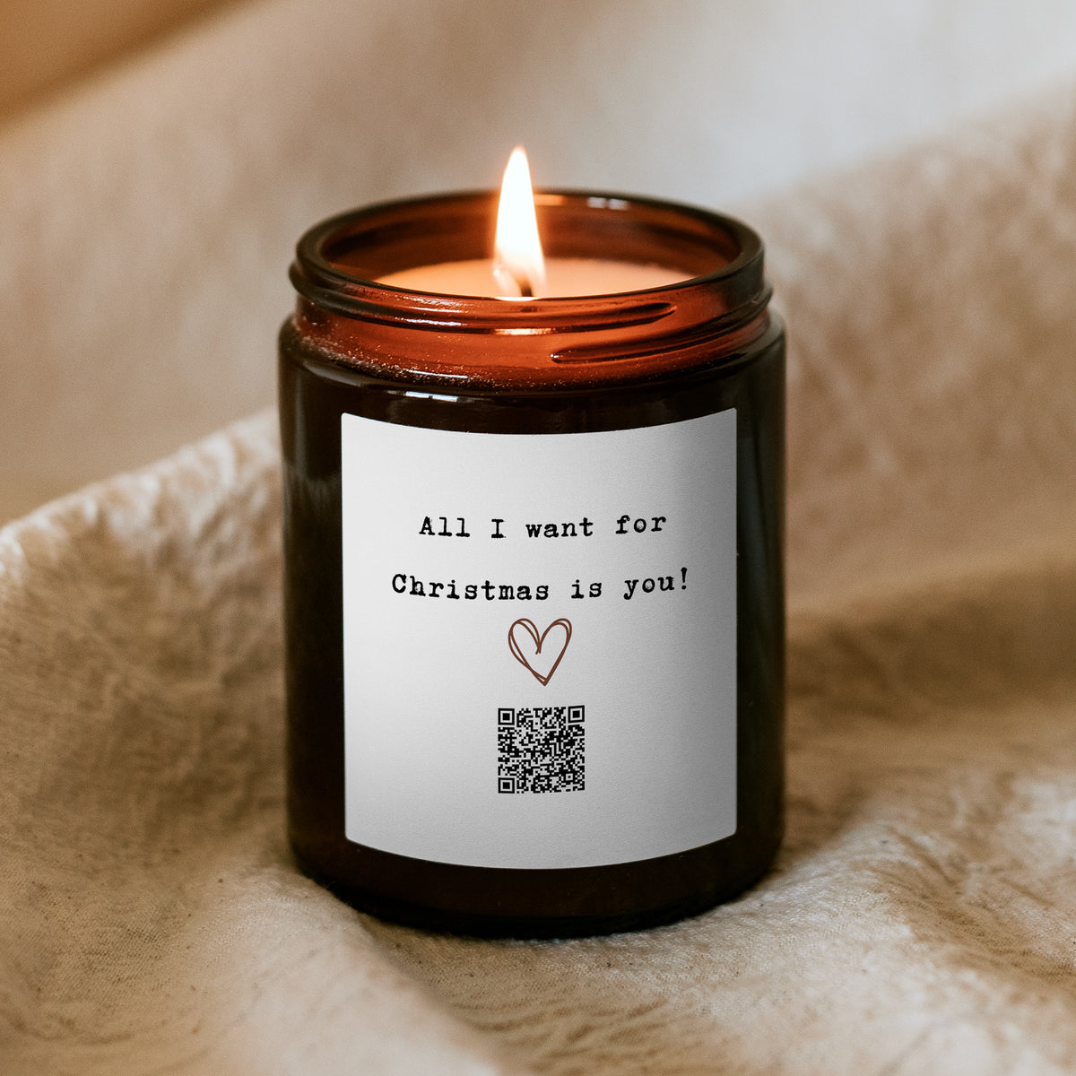 Horiaca vianočná sviečka „Melodická“ Kiskedves, na štítku kreslené srdce, QR kód a nápis All I want for Christmas is you