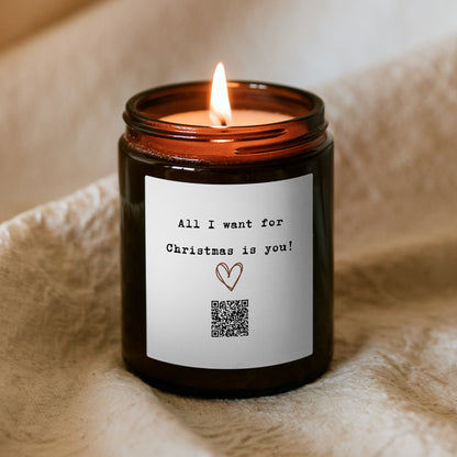 Horiaca vianočná sviečka „Melodická“ Kiskedves, na štítku kreslené srdce, QR kód a nápis All I want for Christmas is you