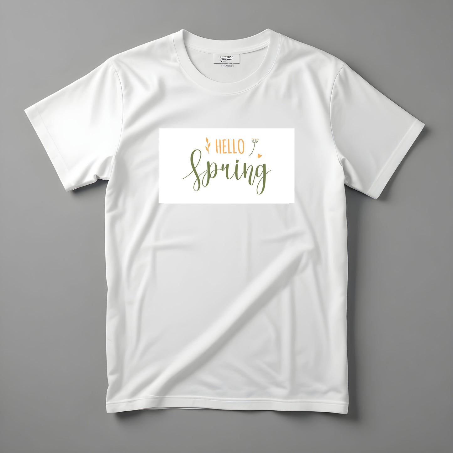 Tričko Kiskedves Hello Spring so zeleno-zlatým ručne písaným nápisom HELLO spring a drobnými lístkami, nafotené naležato.