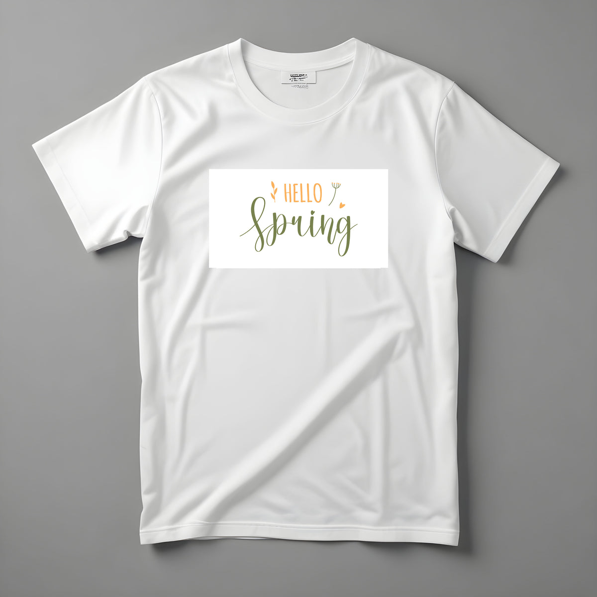 Tričko Kiskedves Hello Spring so zeleno-zlatým ručne písaným nápisom HELLO spring a drobnými lístkami, nafotené naležato.