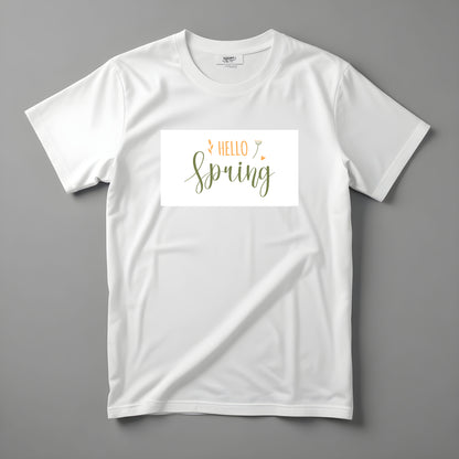 Tričko Kiskedves Hello Spring so zeleno-zlatým ručne písaným nápisom HELLO spring a drobnými lístkami, nafotené naležato.