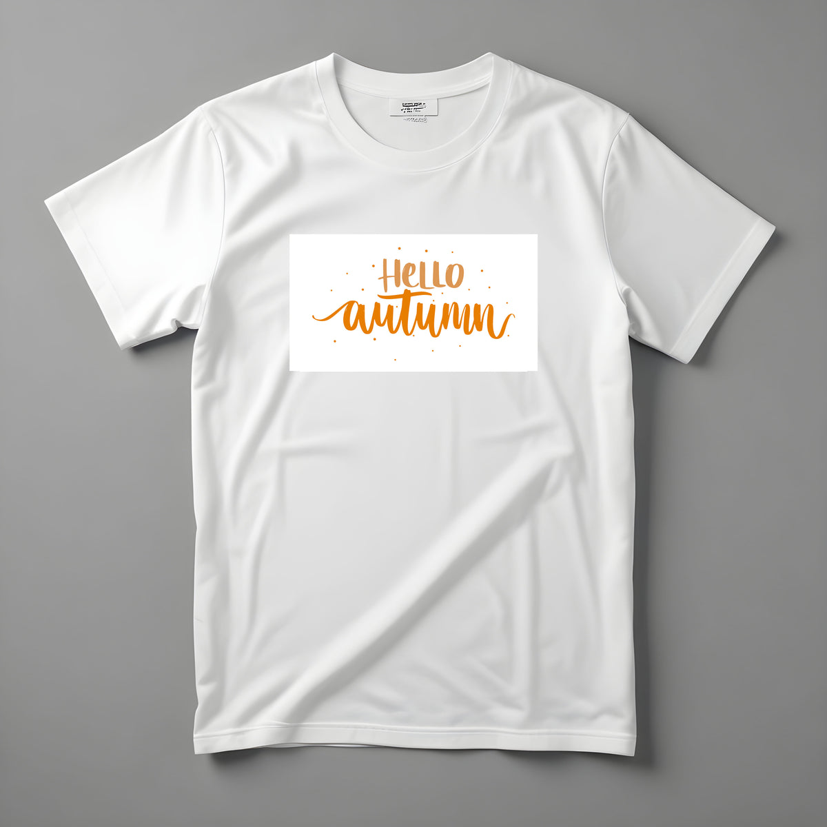 Tričko Kiskedves Hello Autumn s oranžovým ručne písaným nápisom Hello autumn a drobnými bodkami, nafotené naležato.