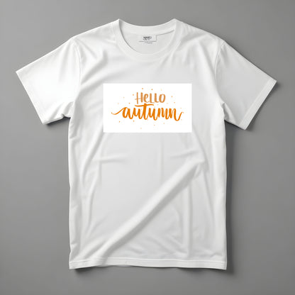 Tričko Kiskedves Hello Autumn s oranžovým ručne písaným nápisom Hello autumn a drobnými bodkami, nafotené naležato.