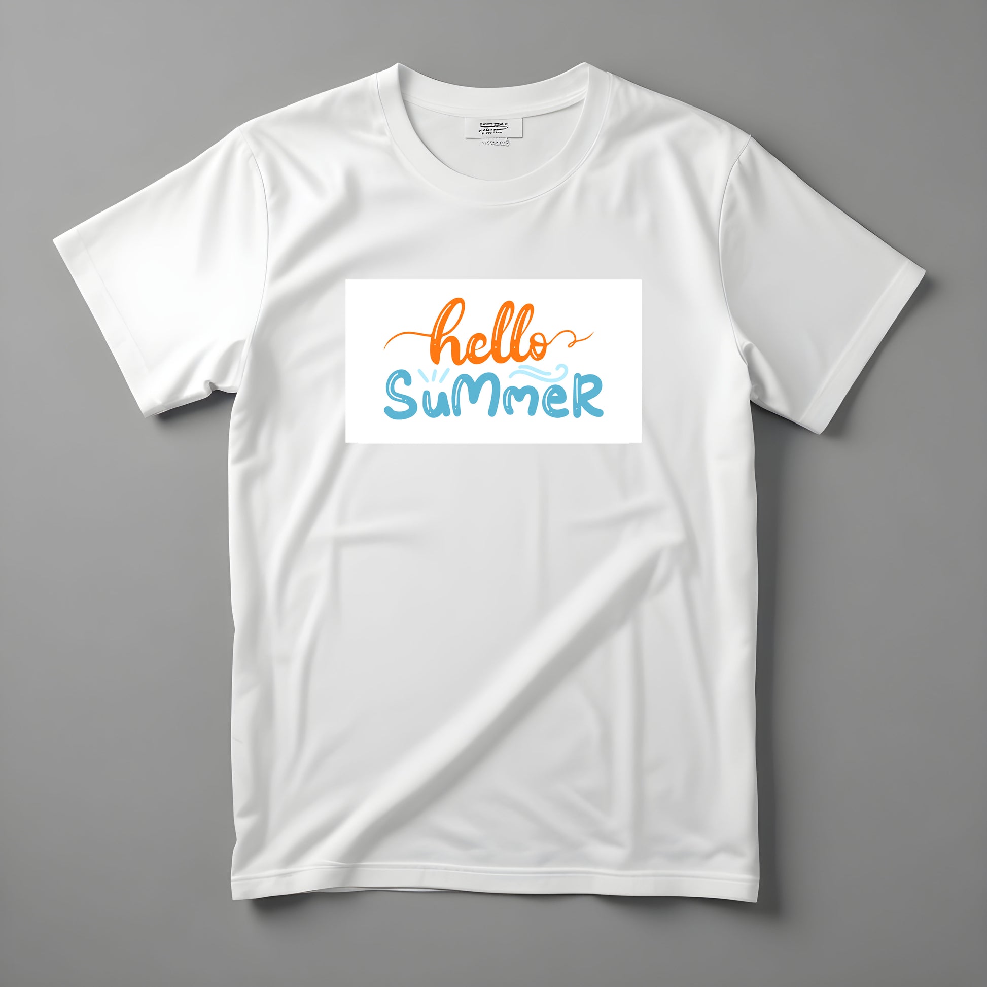 Tričko Kiskedves Hello Summer s oranžovo-modrým ručne písaným nápisom hello summer, nafotené naležato.