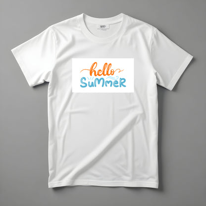 Tričko Kiskedves Hello Summer s oranžovo-modrým ručne písaným nápisom hello summer, nafotené naležato.