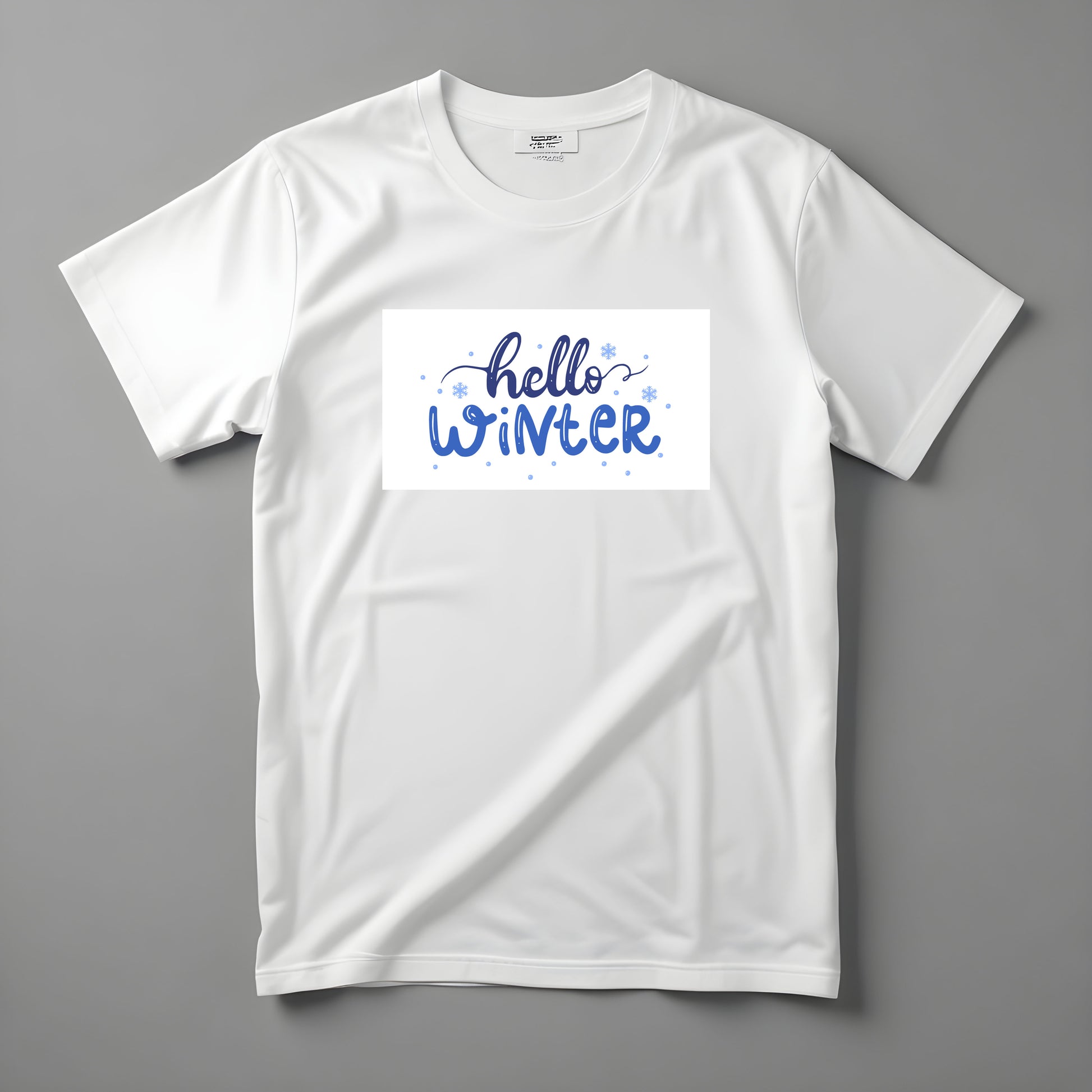 Tričko Kiskedves Hello Winter s modrým ručne písaným nápisom hello winter a drobnými vločkami, nafotené naležato.