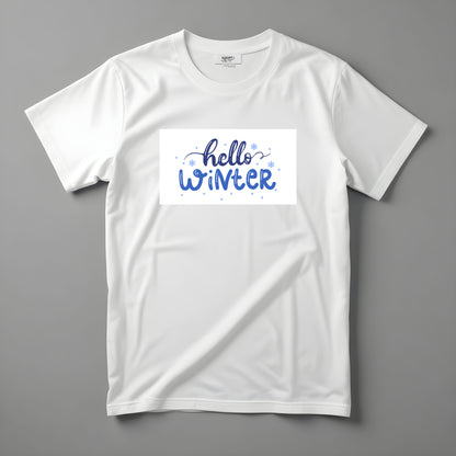 Tričko Kiskedves Hello Winter s modrým ručne písaným nápisom hello winter a drobnými vločkami, nafotené naležato.